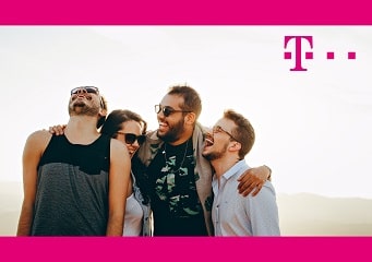Gruppe junger lachender Menschen mit Telekom Logo