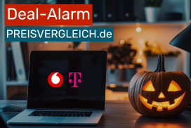 Laptop neben Halloween Kürbis